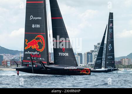 Giugno - 2024, le squadre della Coppa America gareggiano sul circuito Louis Vuitton 37th America's Cup al largo della Barceloneta sul lungomare di Barcellona Catalogna - Spa Foto Stock