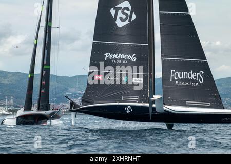 Giugno - 2024, le squadre della Coppa America gareggiano sul circuito Louis Vuitton 37th America's Cup al largo della Barceloneta sul lungomare di Barcellona Catalogna - Spa Foto Stock