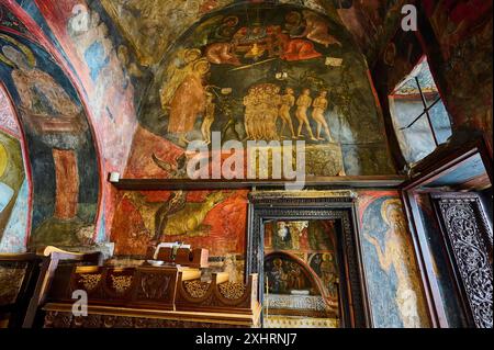 Pittura storica con temi religiosi e figure su un muro in una chiesa ortodossa, scene del giudizio universale, all'interno del monastero, Agiou Foto Stock