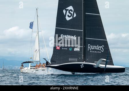 Giugno - 2024, le squadre della Coppa America gareggiano sul circuito Louis Vuitton 37th America's Cup al largo della Barceloneta sul lungomare di Barcellona Catalogna - Spa Foto Stock