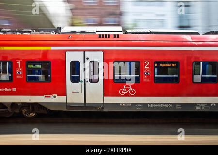 S-Bahn 8 Rhine-Ruhr fino alla stazione centrale di Moenchengladbach in movimento, Long Exposure, Wuppertal, Renania settentrionale-Vestfalia, Germania Foto Stock