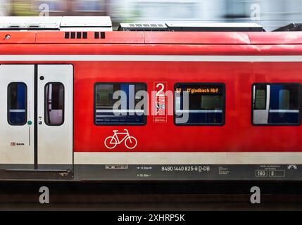 S-Bahn 8 Rhine-Ruhr fino alla stazione centrale di Moenchengladbach in movimento, Long Exposure, Wuppertal, Renania settentrionale-Vestfalia, Germania Foto Stock