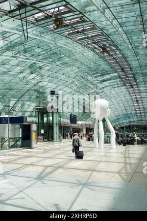 La sala centrale sopra la stazione ferroviaria a lunga percorrenza con la scultura Immaterielles, The Squaire, Airport, Frankfurt am Main, Hesse, Germania Foto Stock