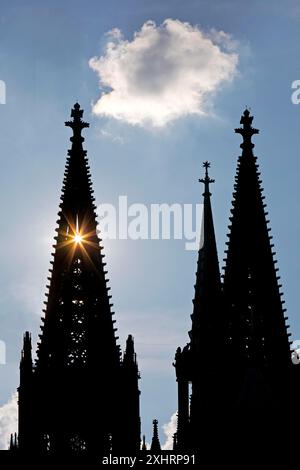 Il sole splende attraverso una delle torri della Cattedrale di Colonia, Colonia, Renania settentrionale-Vestfalia, Germania Foto Stock