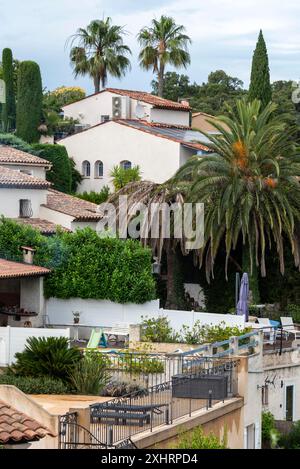 Case nel villaggio di Saint Jean de Cannes sui monti Esterel vicino a Cannes, Provenza-Alpi-Costa Azzurra, Francia Foto Stock