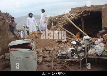 Distretto di Surkh Rod, Afghanistan. 15 luglio 2024. La gente controlla i danni dopo un'inondazione improvvisa nel distretto di Surkh Rod, provincia di Nangarhar, Afghanistan, il 15 luglio 2024. Almeno 35 persone sono rimaste uccise e altre 250 sono rimaste ferite mentre le precipitazioni e le inondazioni hanno colpito la provincia di Nangarhar dell'Afghanistan orientale lunedì pomeriggio, ha detto un funzionario locale. Crediti: Aimal Zahir/Xinhua/Alamy Live News Foto Stock