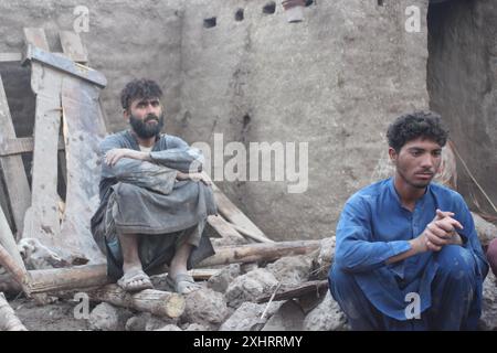 Distretto di Surkh Rod, Afghanistan. 15 luglio 2024. Le persone si siedono tra le macerie dopo un'inondazione improvvisa nel distretto di Surkh Rod, provincia di Nangarhar, Afghanistan, il 15 luglio 2024. Almeno 35 persone sono rimaste uccise e altre 250 sono rimaste ferite mentre le precipitazioni e le inondazioni hanno colpito la provincia di Nangarhar dell'Afghanistan orientale lunedì pomeriggio, ha detto un funzionario locale. Crediti: Aimal Zahir/Xinhua/Alamy Live News Foto Stock