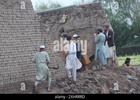 Distretto di Surkh Rod, Afghanistan. 15 luglio 2024. La gente controlla i danni dopo un'inondazione improvvisa nel distretto di Surkh Rod, provincia di Nangarhar, Afghanistan, il 15 luglio 2024. Almeno 35 persone sono rimaste uccise e altre 250 sono rimaste ferite mentre le precipitazioni e le inondazioni hanno colpito la provincia di Nangarhar dell'Afghanistan orientale lunedì pomeriggio, ha detto un funzionario locale. Crediti: Aimal Zahir/Xinhua/Alamy Live News Foto Stock