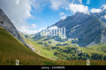Alpi svizzere che si innalzano da terra in una giornata di sole Foto Stock