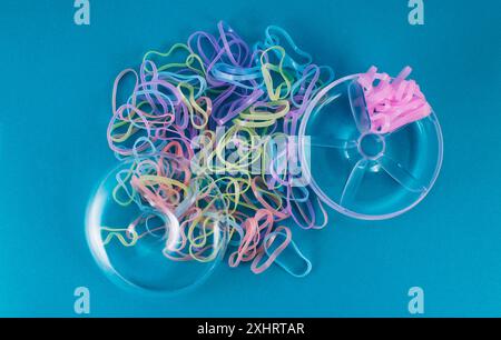 Aprire il contenitore a forma di ciambella con fasce in gomma colorate Foto Stock