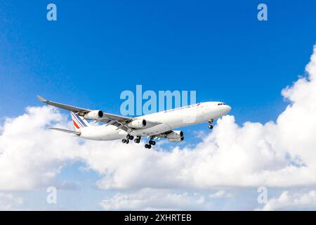 PHILIPSBURG, SINT MAARTEN - 13 DICEMBRE 2016: L'aereo Air France si avvicina all'aeroporto Princess Juliana Foto Stock