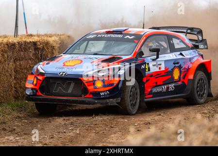 2020 Hyundai i20 Coupe WRC sul palco del rally all'evento Motorsport Goodwood Festival of Speed 2024 nel West Sussex, Regno Unito. Foto Stock