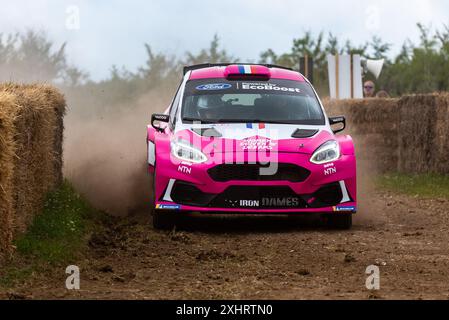 Ford Fiesta Rally2 della vettura da rally Iron Dames sul palco di rally al Goodwood Festival of Speed 2024, evento motoristico nel West Sussex, Regno Unito. Foto Stock