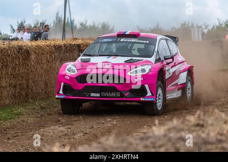 Ford Fiesta Rally2 della vettura da rally Iron Dames sul palco di rally al Goodwood Festival of Speed 2024, evento motoristico nel West Sussex, Regno Unito. Foto Stock