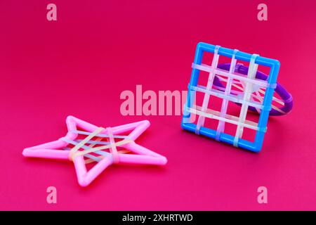 Fasce elastiche utilizzate nelle cornici a stella, a cerchio e a forma quadrata Foto Stock