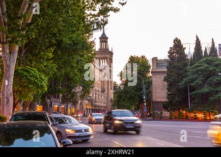 Tbilisi, Georgia - 21 GIUGNO 2024: Edifici intorno alla Piazza della Rivoluzione delle rose a Tbilisi, Georgia. Foto Stock