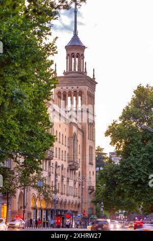 Tbilisi, Georgia - 21 GIUGNO 2024: Edifici intorno alla Piazza della Rivoluzione delle rose a Tbilisi, Georgia. Foto Stock