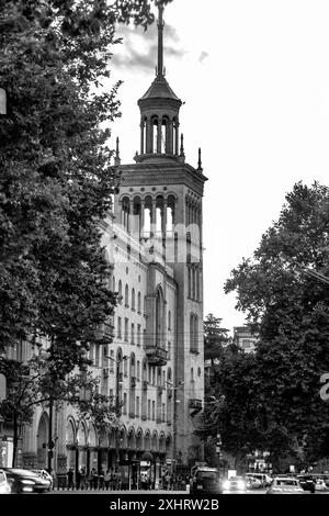 Tbilisi, Georgia - 21 GIUGNO 2024: Edifici intorno alla Piazza della Rivoluzione delle rose a Tbilisi, Georgia. Foto Stock