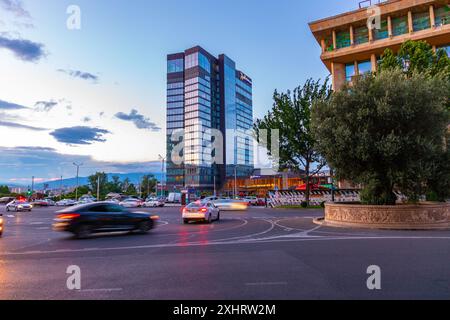 Tbilisi, Georgia - 21 GIUGNO 2024: Edifici intorno alla Piazza della Rivoluzione delle rose a Tbilisi, Georgia. Foto Stock