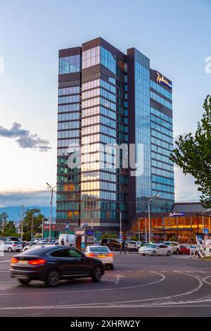 Tbilisi, Georgia - 21 GIUGNO 2024: Edifici intorno alla Piazza della Rivoluzione delle rose a Tbilisi, Georgia. Foto Stock