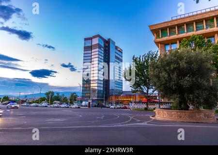 Tbilisi, Georgia - 21 GIUGNO 2024: Edifici intorno alla Piazza della Rivoluzione delle rose a Tbilisi, Georgia. Foto Stock