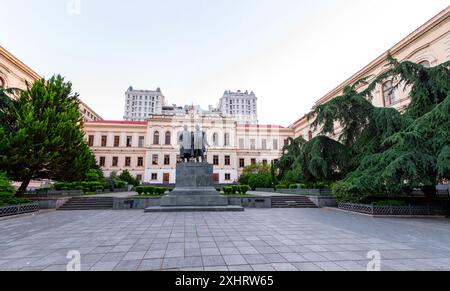 Tbilisi, Georgia - 21 GIUGNO 2024: Statue di Chavcavadze e Tsreteli sulla Shota Rustaveli Avenue a Tbilisi, Georgia. Foto Stock