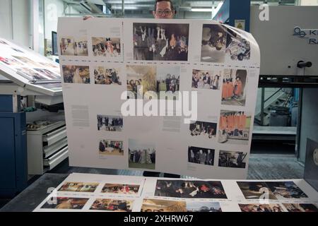 Stampanti di libri fotografici d'arte italiana. Uomini in fabbrica che lavorano. Verona Italia anni '2024 2000 HOMER SYKES Foto Stock