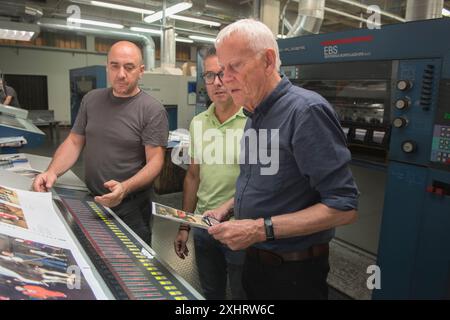 Dewi Lewis editore britannico di libri fotografici sulla stampa, che pubblica An Annual Affair: Some Traditional British Calendar Customs a EBS Verona. Lo stampatore italiano, Jonathan Bortolazzi MD di EBS l(centro ) e l'editore Dewi Lewis che guardano le bozze di pagina. Verona, Italia giugno 2024 2020s HOMER SYKES Foto Stock
