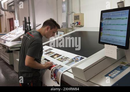 Stampanti di libri fotografici d'arte italiana. Uomini in fabbrica che lavorano. Verona Italia anni '2024 2000 HOMER SYKES Foto Stock