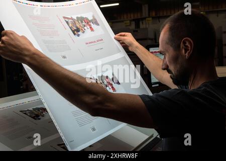 Tipografie di libri fotografici d'arte italiana, EBS Verona. Stampante controllo del colore e della qualità di stampa della copertina di un affare annuale: Alcune tradizioni del calendario britannico di Homer Sykes. I primi fogli piatti non appena escono dalla stampante. 2004 2020 San Giovanni Lupatoto, Verona Italia HOMER SYKES Foto Stock