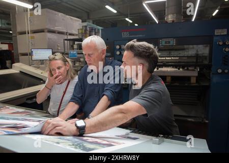 Caroline Furneaux fotografa e Dewi Lewis (Editore) sulla stampa all'EBS Verona guardando il suo primo libro stampato, The Mothers i might have have. Controllano la qualità di stampa da un primo foglio piano - prova di pagina con la stampante italiana. Verona, Italia giugno 2024 2020s HOMER SYKES Foto Stock