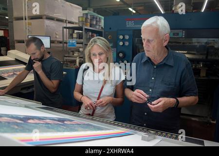Caroline Furneaux fotografa e Dewi Lewis (Editore) sulla stampa all'EBS Verona guardando il suo primo libro stampato, The Mothers i might have have. Stanno verificando la qualità di stampa dell'immagine di copertina. Verona, Italia giugno 2024 2020s HOMER SYKES Foto Stock