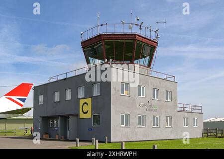 Kemble, Gloucestershire, Inghilterra, Regno Unito - 13 aprile 2024: Torre di controllo delle trafie aeree presso l'aeroporto di Kemble Cotswolds Foto Stock