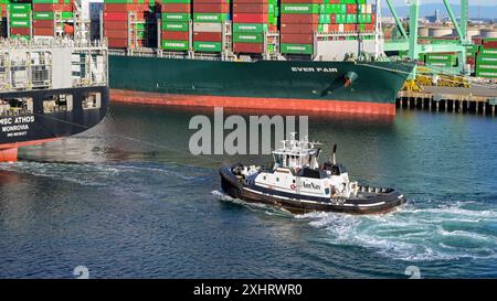 Los Angeles, California, USA - 12 gennaio 2024: Nave container vuota MSC Athos assistita da un rimorchiatore per entrare nel porto di Los Angeles Foto Stock