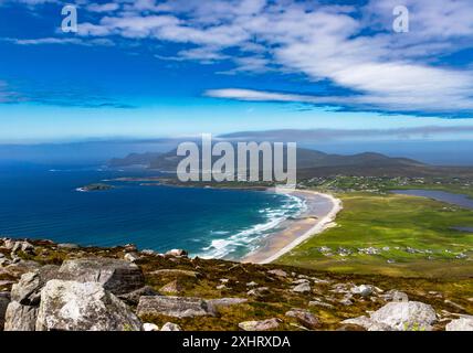 La vista da Minaun Heights a Keel Bay, Achill Island, Contea di Mayo, Irlanda Foto Stock