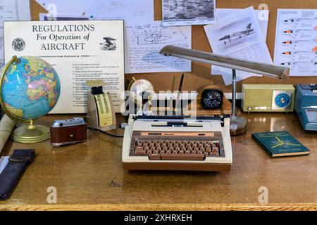 Scrivania da ufficio replica vintage anni '1950 con macchina da scrivere e documenti di aviazione presso l'Avro Arrow Museum di Springbank, vicino a Calgary, Canada Foto Stock