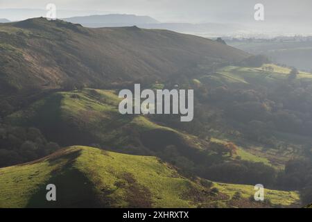 La campagna e i boschi dello Shropshire meridionale sono stati visti da Caer Caradoc vicino a Church Stretton, Shropshire, Regno Unito Foto Stock