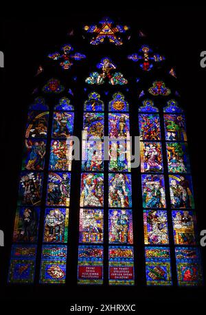 Grande vetrata colorata, cattedrale di San Vito, Praga, Repubblica Ceca Foto Stock