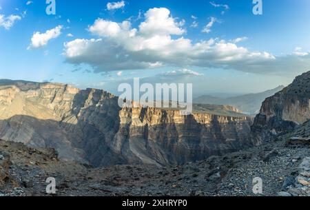 Vista panoramica del Grand Canyon dell'Oman, percorso a piedi con balcone, montagne Jabal Akhdar, Oman Foto Stock