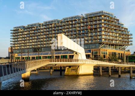 DAS ehemalige Fenix Lagerhaus von 1923, im Krieg zerstört, 2019 renoviert, umgebaut zu einem Wohn- und Geschäftshaus, mit Hotel, Wohnungen, gastronomia, Büros, AM Rijnhaven, Rijnhavenbrug, Brücke, Rotterdam, Niederlande, skyline Rotterdam *** l'ex magazzino Fenix del 1923, distrutto durante la guerra, rinnovato nel 2019, convertito in un edificio residenziale e commerciale, con hotel, appartamenti, ristoranti, uffici, a Rijnhaven, Rijnhavenbrug, bridge, Rotterdam, Paesi Bassi, skyline di Rotterdam Foto Stock