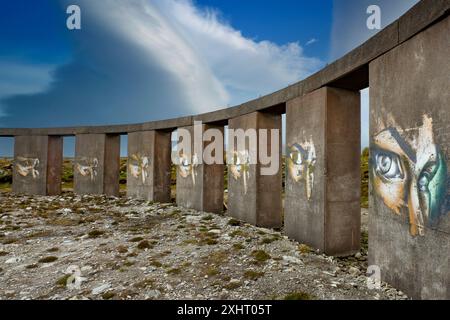 Occhi puntati su Achill-henge, una moderna follia in cemento costruita durante un fine settimana nel 2011 dal costruttore locale Joe McNamara, sull'isola di Achill, nella contea di Mayo, Irlanda Foto Stock