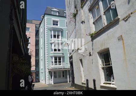 Guardando verso White Lion Street sulla stretta Upper Frog Street. Tenby, Pembrokeshire, Galles, Regno Unito. 5 giugno 2024. Foto Stock