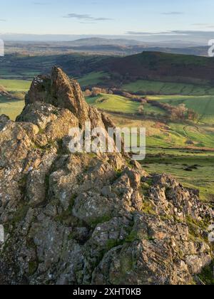 La campagna e i boschi dello Shropshire meridionale sono stati visti da Caer Caradoc vicino a Church Stretton, Shropshire, Regno Unito Foto Stock