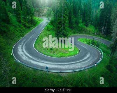 Vista aerea della strada bagnata e della foresta verde in estate Foto Stock