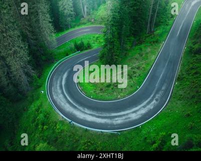 Vista aerea della strada bagnata e della foresta verde in estate Foto Stock