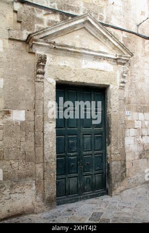 Monopoli, Italia. Portale della Chiesa di Sant'Angelo (Chiesa Rettoria Sant'Angelo). Foto Stock