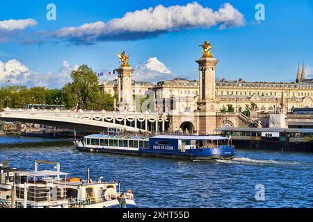 Pont Alexandre III, barca turistica, fiume Sena, Parigi, Francia Foto Stock
