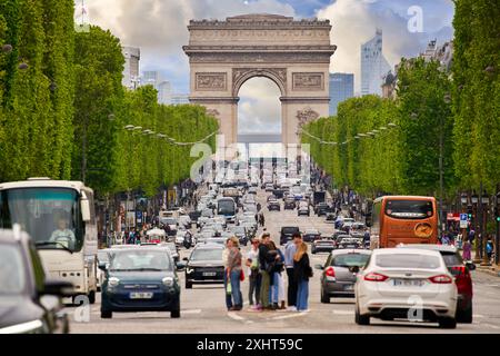 Avenue des Champs Elysees e Arc de Triomphe, da Place de la Concorde, Parigi, Francia Foto Stock
