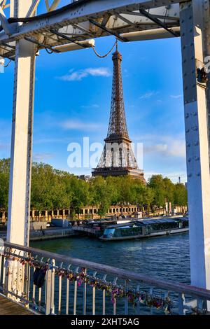 Passerelle Debilly, barca turistica, fiume Sena, Parigi, Francia Foto Stock