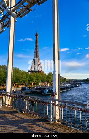 Passerelle Debilly, barca turistica, fiume Sena, Parigi, Francia Foto Stock